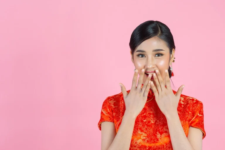 Makeup Bold Merah & Emas untuk Tampilan Ikonik saat Imlek