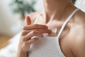 Bersihkan Area Dada Sebelum Menggunakan Breast Cream